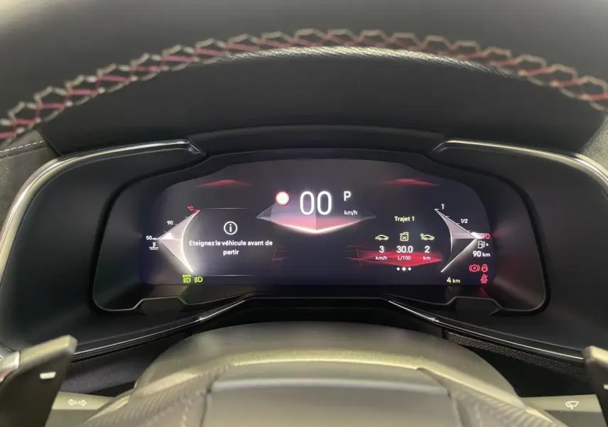 Vue rapprochée du combiné d'instrumentation numérique 12,3" du DS7 Crossback avec affichage moderne et volant en cuir noir.