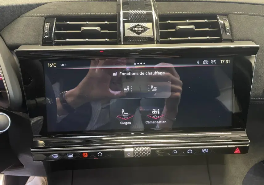 Écran tactile central du DS7 Crossback gris titanium 2026 affichant les fonctions de chauffage et climatisation.