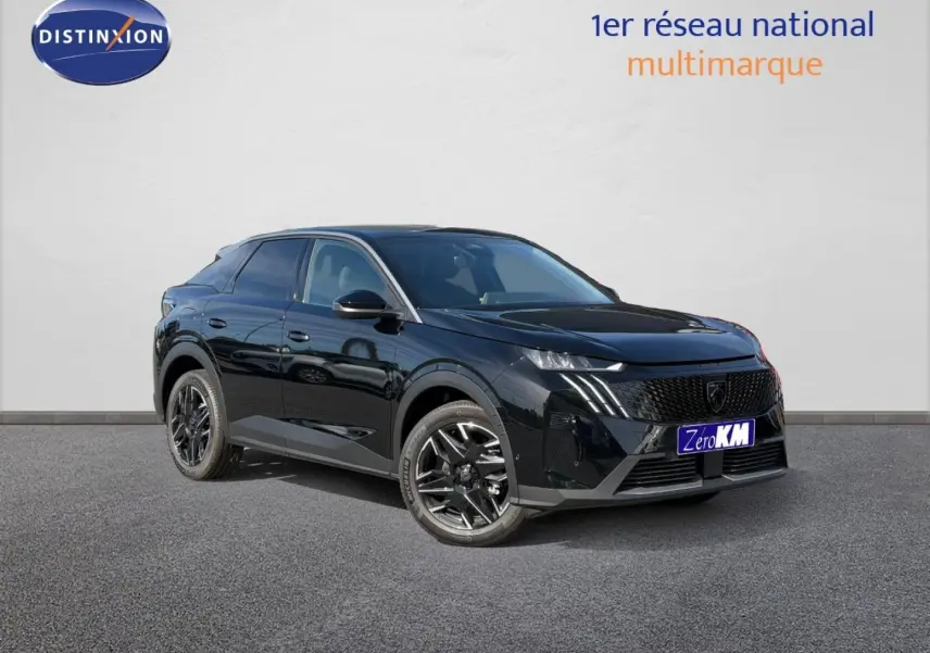 Peugeot 3008 noir Perla Nera en 3/4 avant droit, avec jantes alu noires et calandre distinctive.