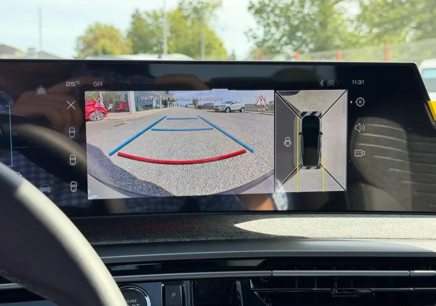 Écran tactile intérieur du Peugeot 3008 noir Perla Nera montrant la caméra de recul et l’aide au stationnement.