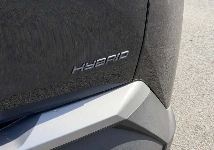 Gros plan sur l'arrière droit noir Perla Nera d'un Peugeot 3008 1.2 Hybrid avec logo Hybrid visible.