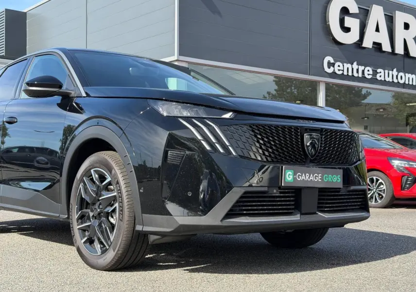 Peugeot 3008 noir Perla Nera vue 3/4 avant droit, avec calandre noire distinctive et jantes alliage noires.