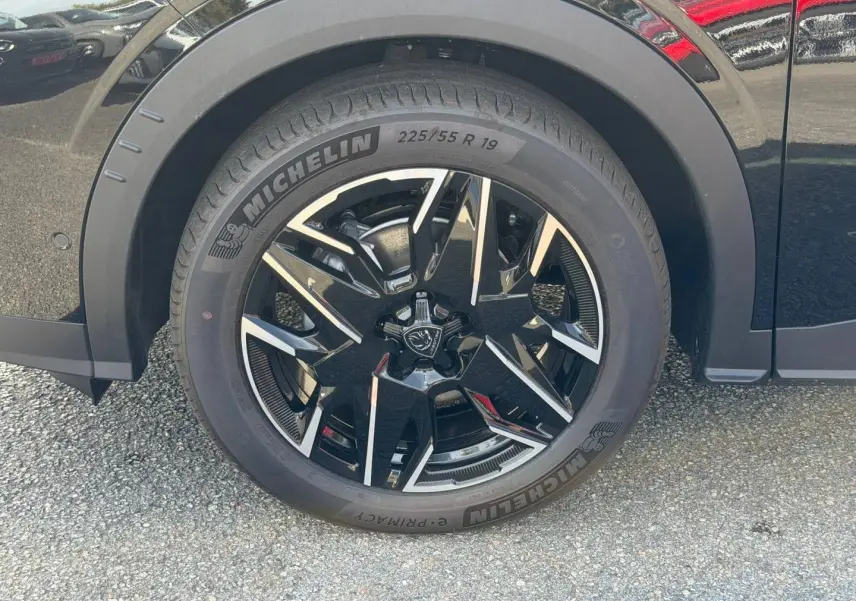 Gros plan sur la roue avant gauche noire Perla Nera du Peugeot 3008 avec jante alu noire et détails argentés.