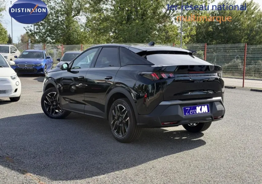 Peugeot 3008 noir Perla Nera vue 3/4 arrière droit, avec jantes noires et feux arrière LED distinctifs.