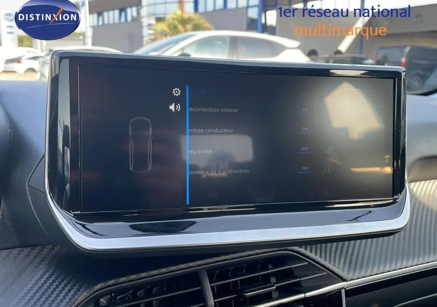 Écran tactile central du tableau de bord de la Peugeot 208 2024, avec interface de réglages de sécurité affichée.