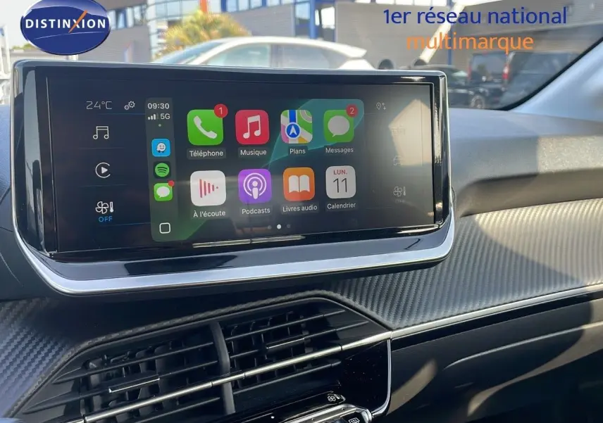 Écran tactile central de la Peugeot 208 2024 blanc banquise, vue intérieure du tableau de bord côté passager.