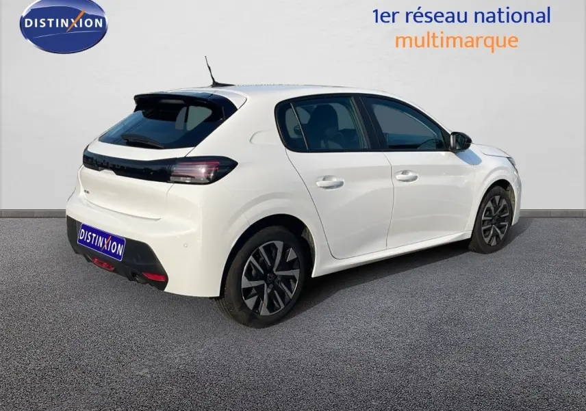 Vue 3/4 arrière droite d'une Peugeot 208 blanche Banquise 2024 avec feux arrière LED et jantes noires distinctives.