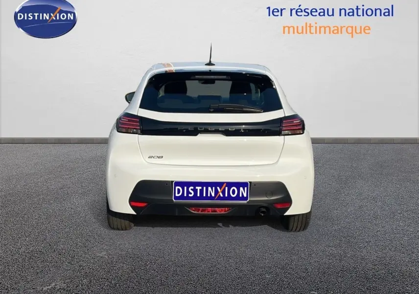 Vue arrière d'une Peugeot 208 blanche Banquise 2024, avec feux LED et logo Peugeot noir brillant.