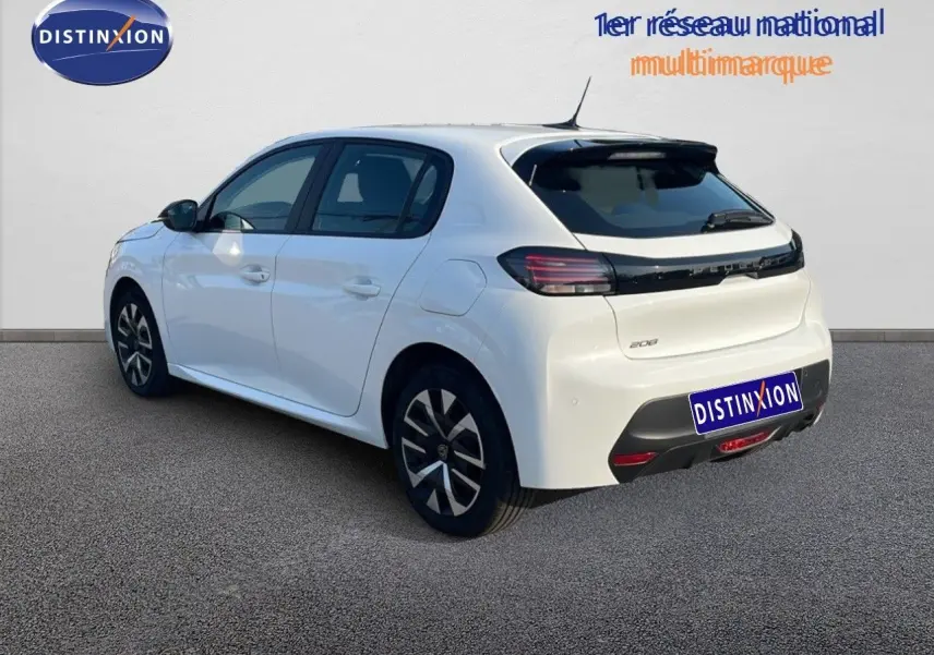 Vue 3/4 arrière droite d'une Peugeot 208 blanche Banquise 2024 avec feux arrière LED et jantes stylisées.