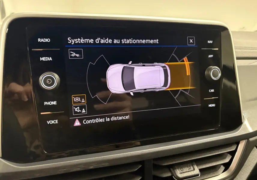 Écran tactile du système d'aide au stationnement du Volkswagen T-Roc 2025 affichant l'alerte de distance.