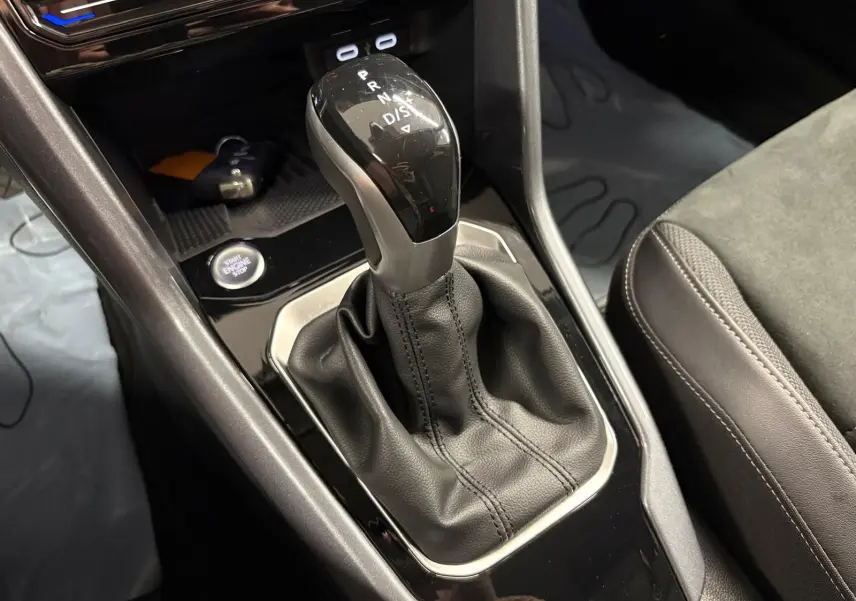 Le levier de vitesses automatique du Volkswagen T-Roc 1.5 TSI 150 DSG7, vue rapprochée de la console centrale.