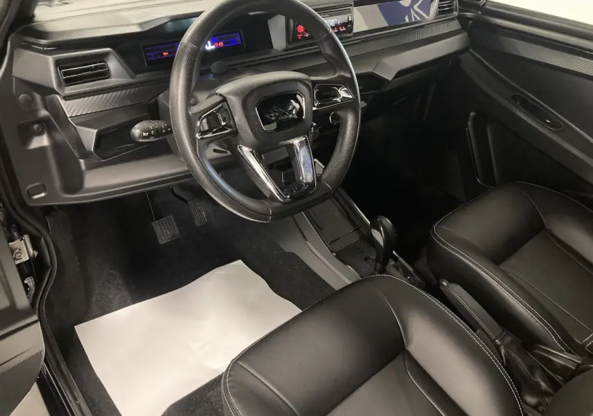 Intérieur noir de la Ligier JS50 0.5 REVO D+ SELECT 2026, vue côté conducteur sur tableau de bord et sièges confort.