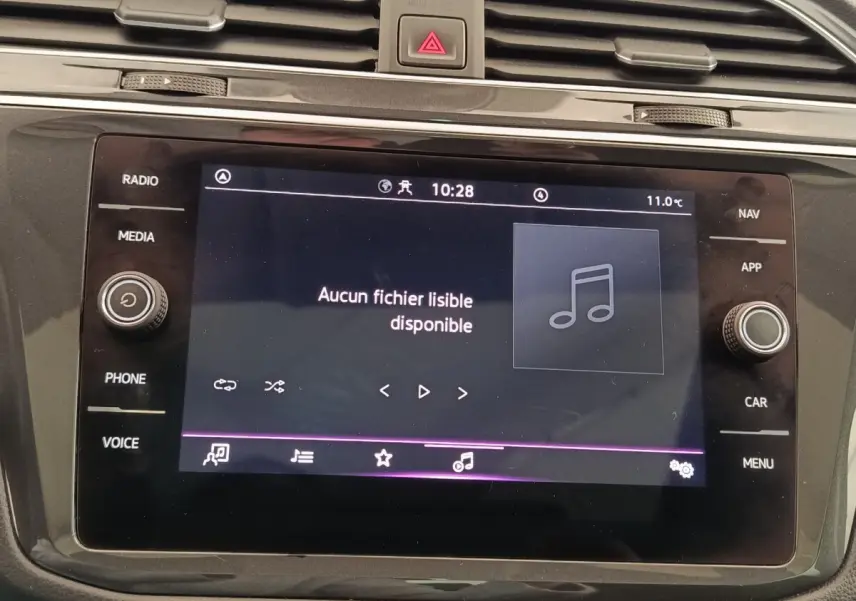 Vue rapprochée de l’écran tactile central noir du tableau de bord du Volkswagen Tiguan 2022 affichant "Aucun fichier lisible disponible".