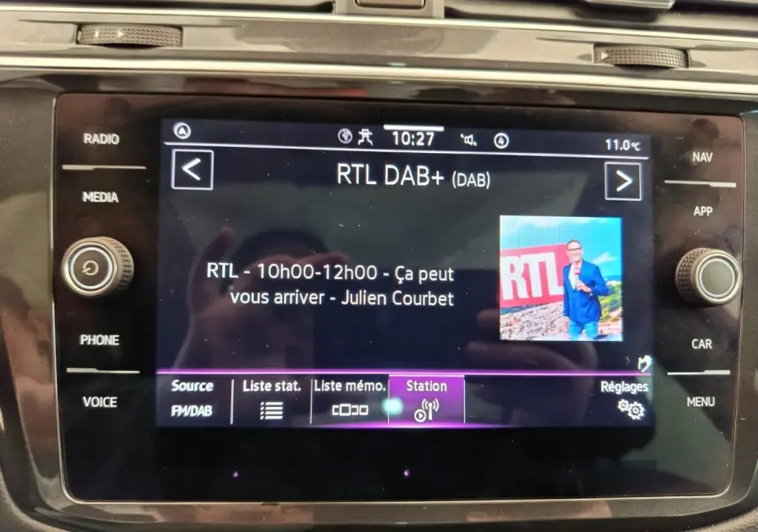 Écran tactile central du Volkswagen Tiguan 2022 affichant la radio RTL DAB+ en mode FM/DAB.