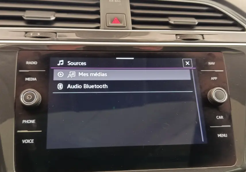 Écran tactile central du Volkswagen Tiguan 2.0 TDI 150 DSG7 Elegance affichant les sources audio Bluetooth et médias.