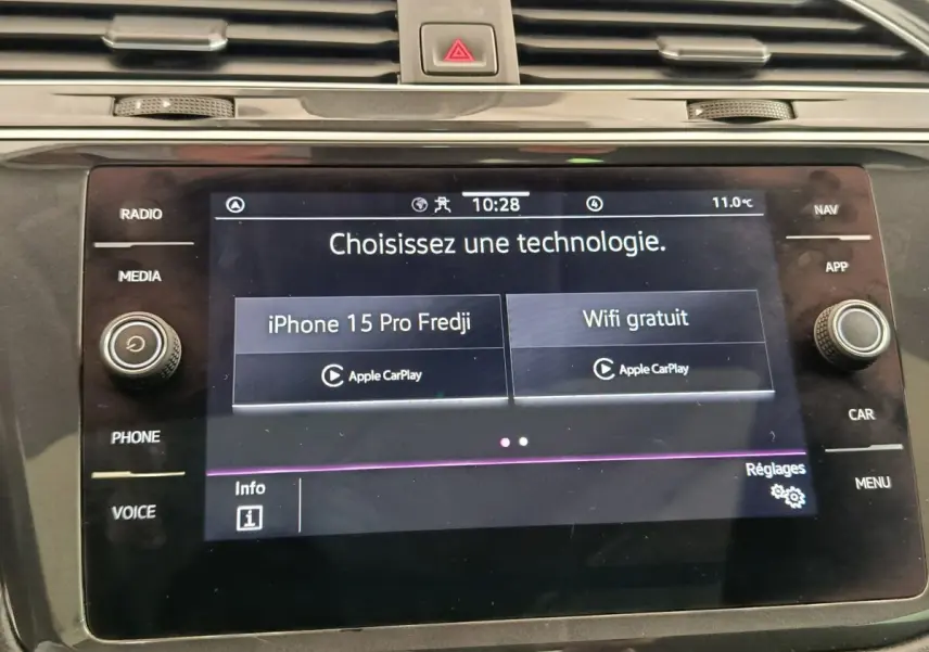 Écran tactile central du tableau de bord du Volkswagen Tiguan 2022 affichant options Apple CarPlay et WiFi gratuit.