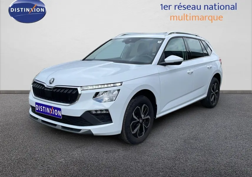 SKODA KAMIQ blanc glacier en 3/4 avant droit, avec calandre noire et jantes alliage distinctives.
