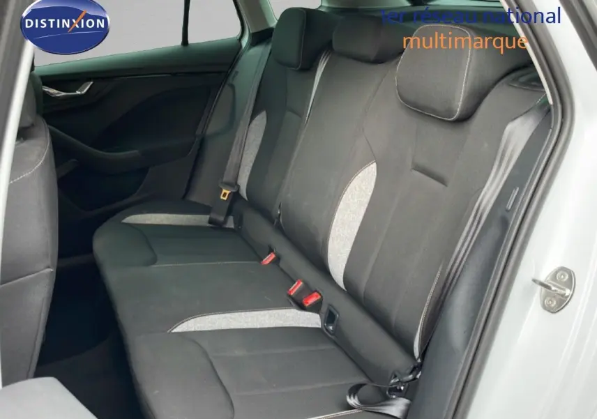 Vue intérieure côté droit des sièges arrière en tissu noir et gris d’un Skoda Kamiq blanc glacier 2025.