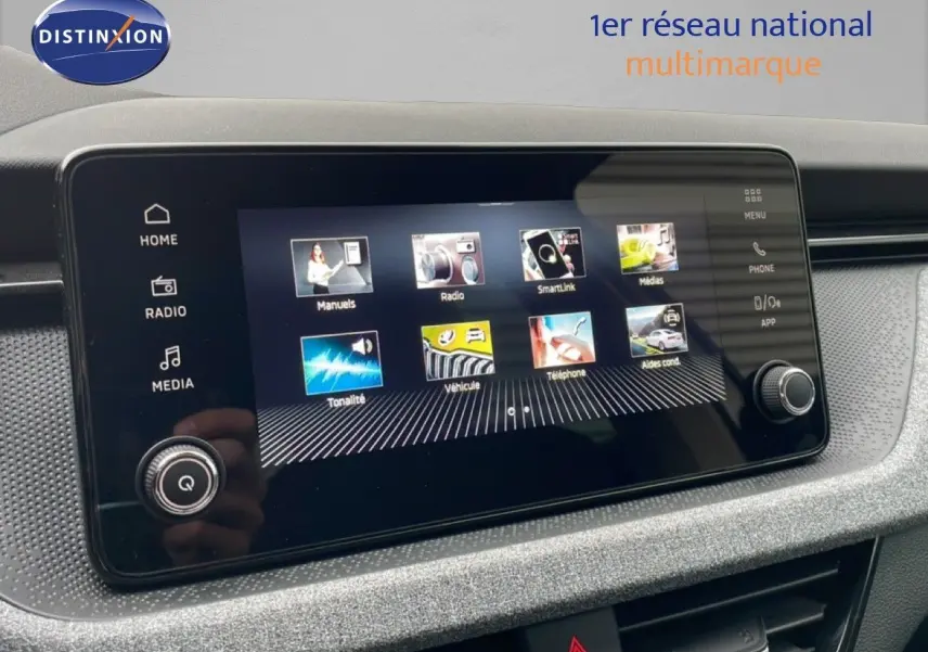 Écran tactile central du tableau de bord du Skoda Kamiq 2025 avec interface multimédia et commandes tactiles.