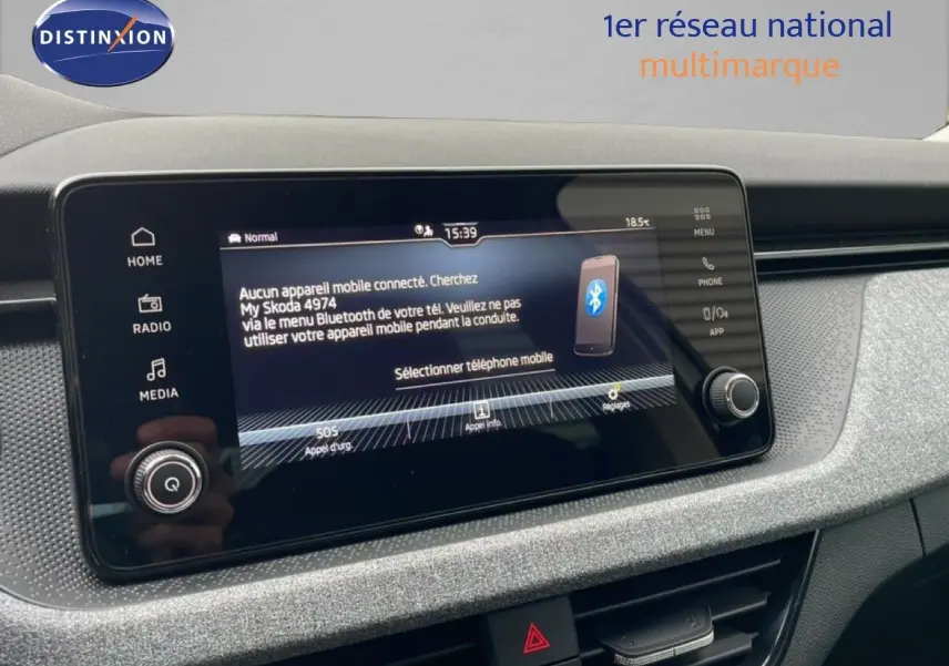 Écran tactile central du tableau de bord du Skoda Kamiq blanc glacier 2025 affichant la connexion Bluetooth.