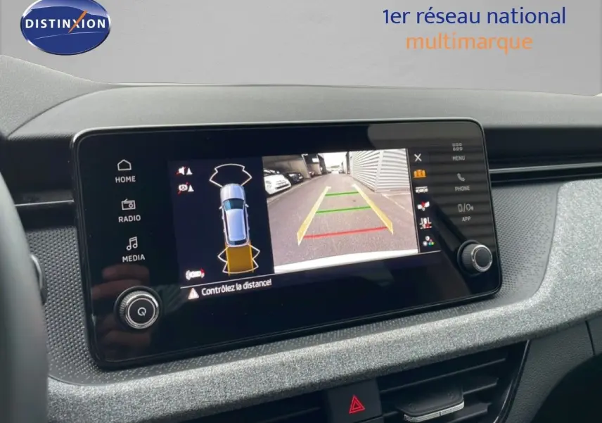 Écran tactile central du Skoda Kamiq blanc glacier 2025 montrant la caméra de recul avec guidage de trajectoire.