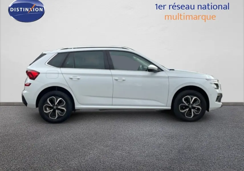 Vue de profil côté gauche d'un Skoda Kamiq blanc glacier 2025 avec jantes alliage et vitres teintées.