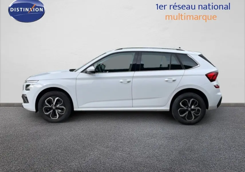 Vue de profil côté gauche d'un Skoda Kamiq blanc glacier 2025 avec jantes noires et toit blanc.