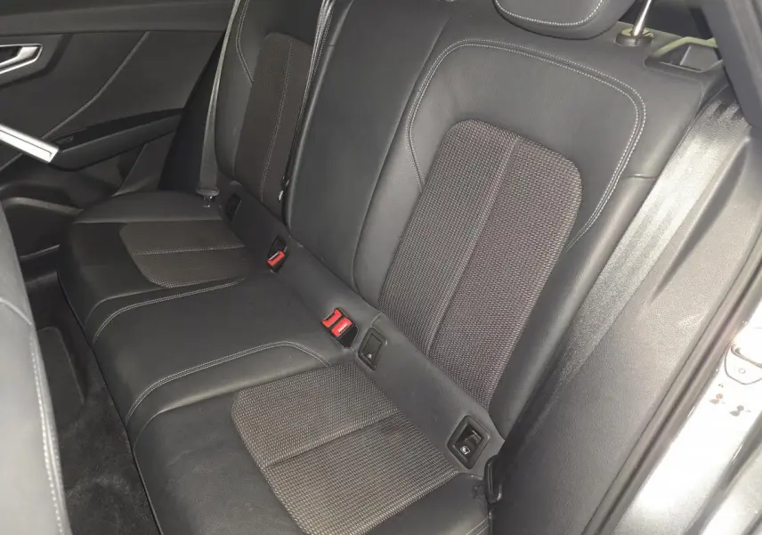 Vue intérieure côté droit des sièges arrière en cuir noir et tissu gris de l'Audi Q2 S line Plus 2023.