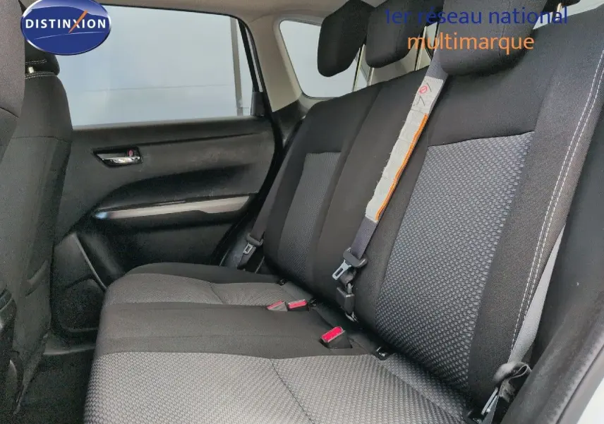 Vue latérale intérieure sur la banquette arrière en tissu noir avec surpiqûres blanches du Suzuki Vitara 2021.