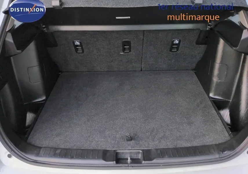 Coffre ouvert du Suzuki Vitara Galactic Gray, vue arrière montrant l'espace de chargement et la tablette cache-bagages.
