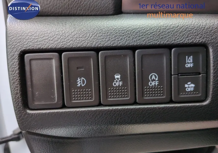 Gros plan sur les boutons de commande noirs du tableau de bord du Suzuki Vitara Galactic Gray, version hybride 2021.