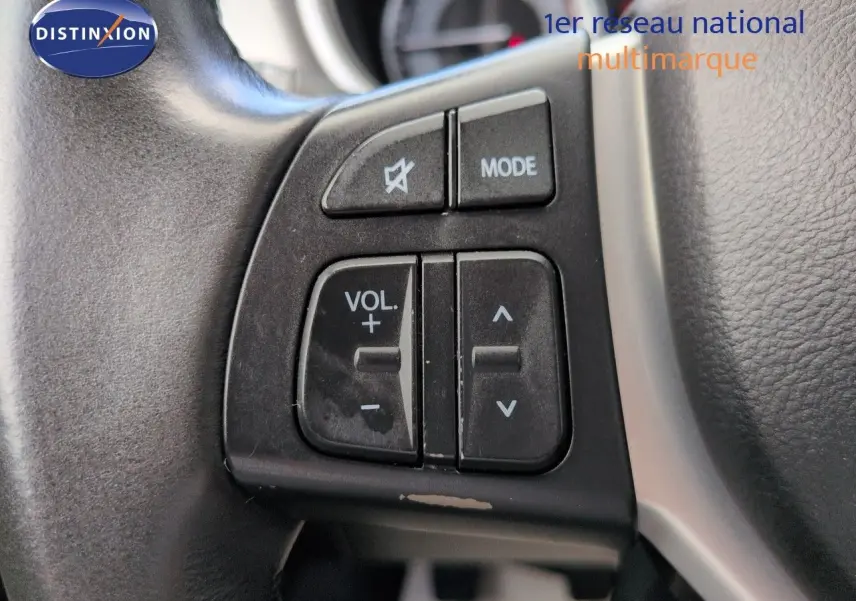 Gros plan sur les commandes audio au volant noir du Suzuki Vitara Galactic Gray 2021, montrant les boutons volume et mode.