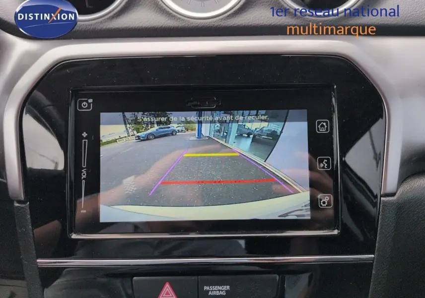 Écran tactile central montrant la caméra de recul du Suzuki Vitara Galactic Gray, intérieur noir avec finitions brillantes.