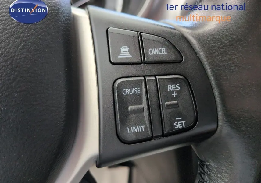 Gros plan sur les commandes de régulateur de vitesse au volant cuir noir du Suzuki Vitara Galactic Gray.