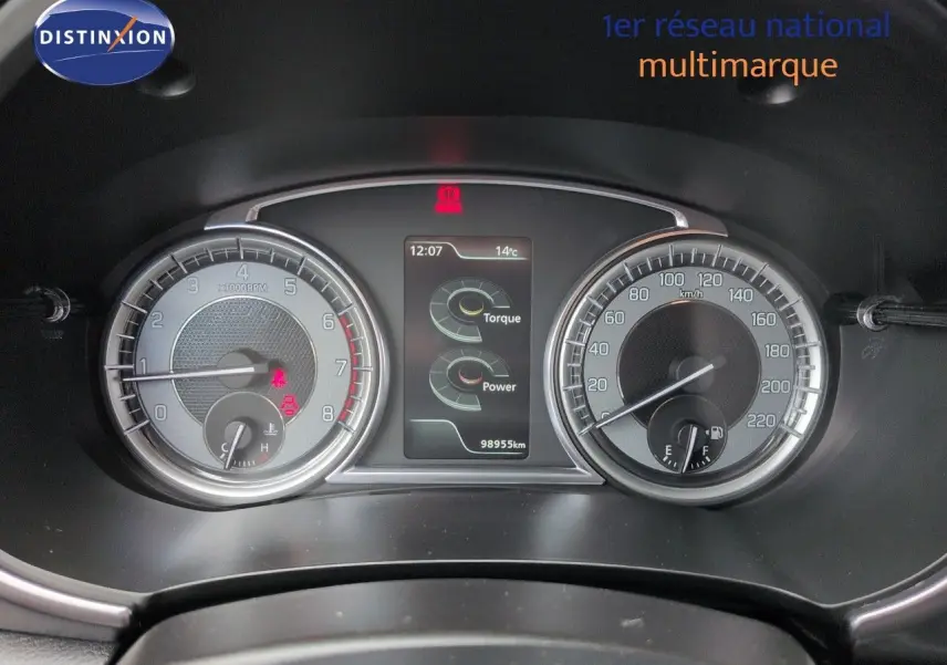 Tableau de bord du Suzuki Vitara 1.4 Boosterjet Hybrid 2021, affichage numérique entre compte-tours et compteur vitesse.
