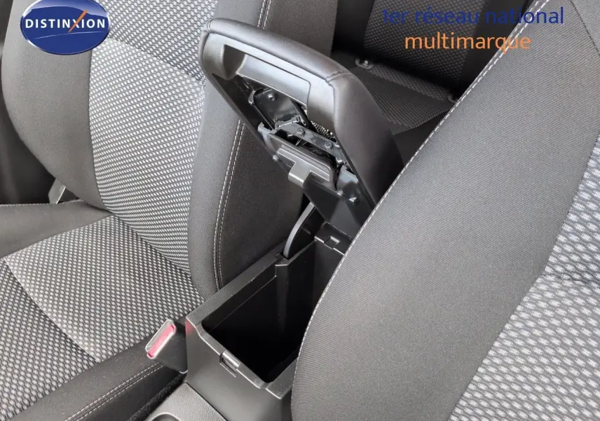 Vue rapprochée de l'accoudoir central ouvert entre les sièges avant en tissu noir du Suzuki Vitara Galactic Gray.