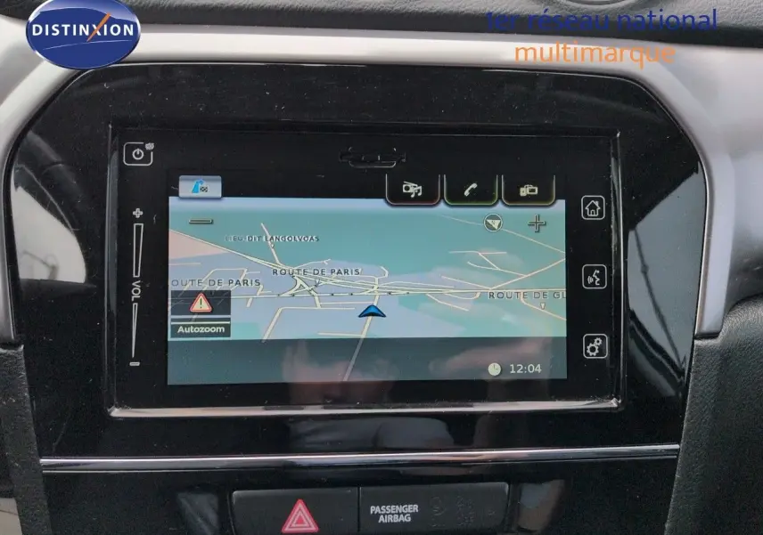 Écran tactile central affichant la navigation GPS dans l’habitacle noir du Suzuki Vitara Galactic Gray.
