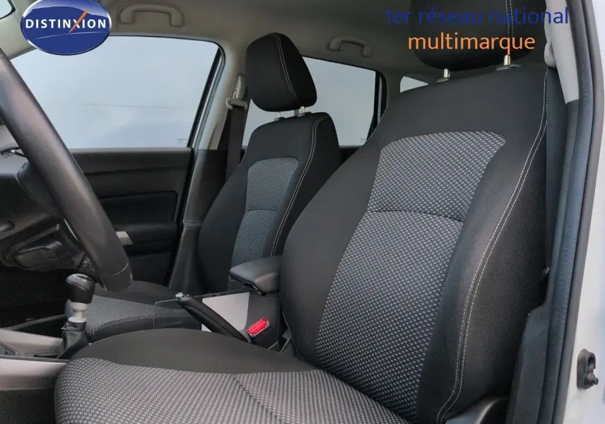 Vue intérieure côté conducteur du Suzuki Vitara 1.4 Boosterjet Hybrid 2021, sièges tissu noir avec surpiqûres blanches.