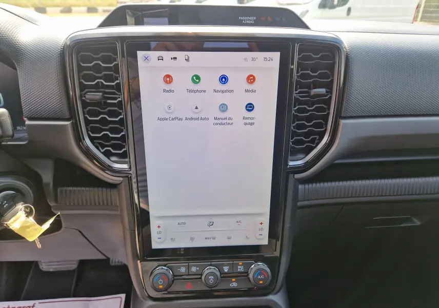 Vue rapprochée de la console centrale avec écran tactile vertical du Ford Ranger Super Cabine gris carbone.