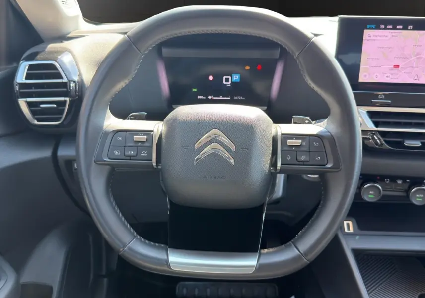 Volant cuir multifonctions Citroën C4 2023 vu de face avec tableau de bord numérique et écran tactile navigation.
