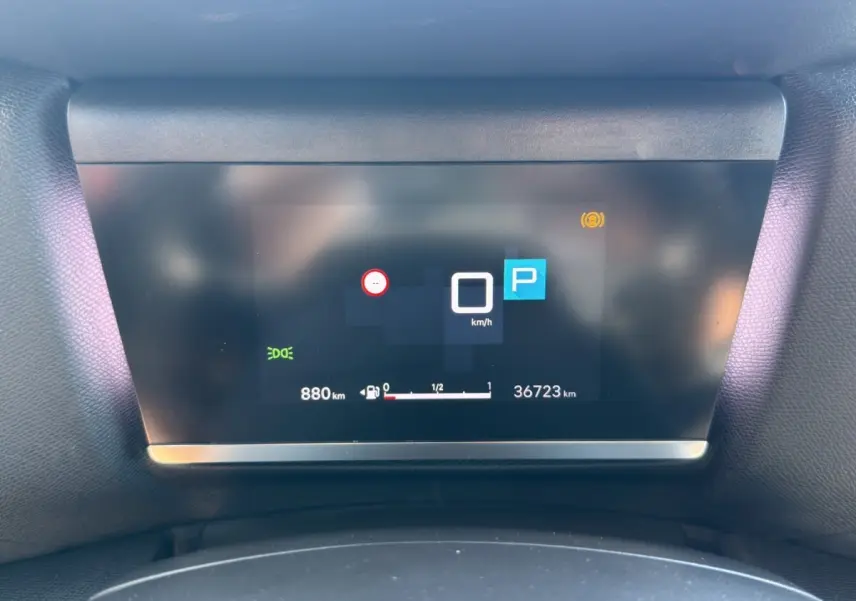 Affichage numérique du tableau de bord de la Citroën C4 gris foncé, indiquant vitesse zéro et mode parking.