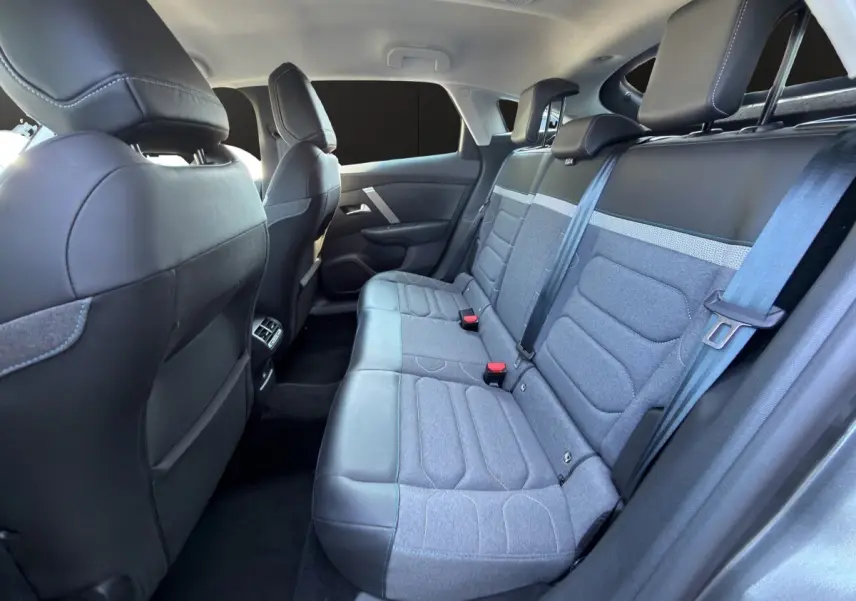 Vue intérieure arrière côté droit de la banquette bi-matière gris clair et cuir noir du Citroën C4 2023.