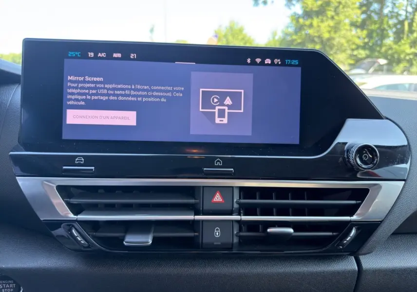 Vue rapprochée de l’écran tactile central et des commandes de climatisation du tableau de bord d’une Citroën C4 2023.