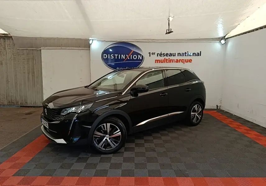 Peugeot 3008 noir en 3/4 avant droit, avec jantes alliage et calandre au design moderne, dans un showroom.