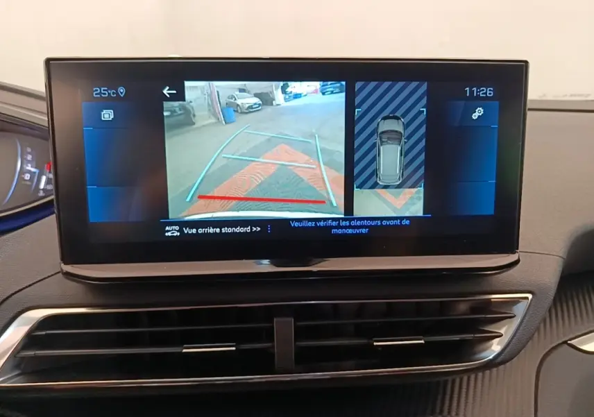 Écran tactile central du Peugeot 3008 noir 2022 affichant la caméra de recul et l’aide au stationnement.