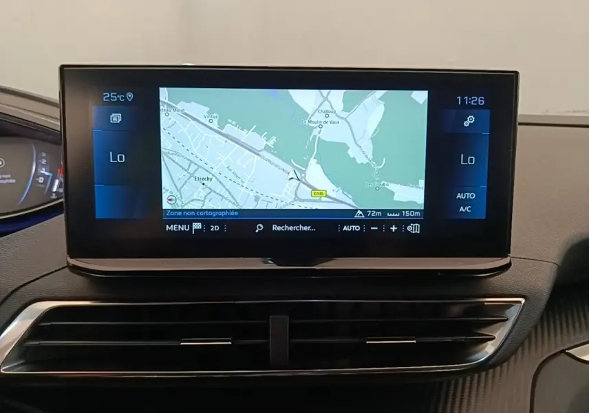 Écran tactile central du tableau de bord du Peugeot 3008 noir, affichant la navigation en vue 2D.