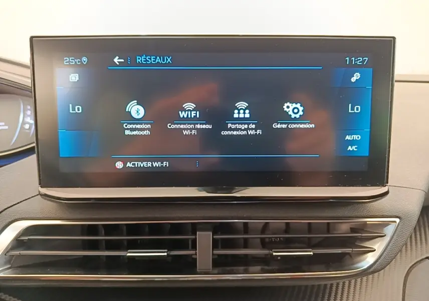 Écran tactile central du Peugeot 3008 noir 2022 affichant les options de connexion Bluetooth et Wi-Fi.