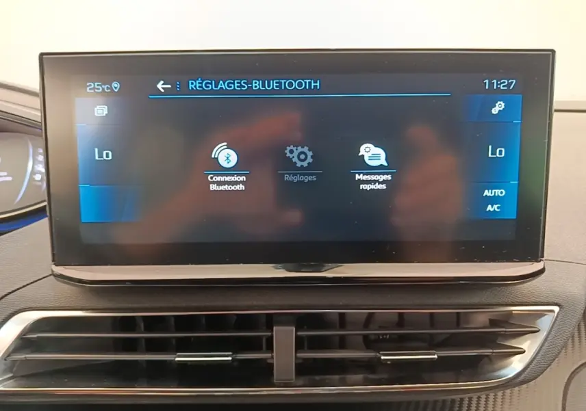 Écran tactile central du tableau de bord du Peugeot 3008 noir, affichant les réglages Bluetooth en intérieur.