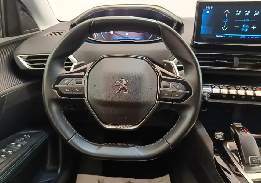 Volant cuir noir multifonctions Peugeot 3008 2022 vu de face avec tableau de bord numérique et écran tactile.