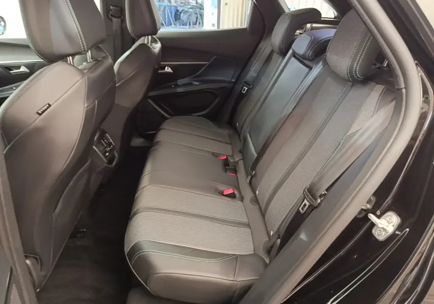 Vue côté droit de la banquette arrière noire en cuir et tissu du Peugeot 3008 PureTech 130 Allure 2022.